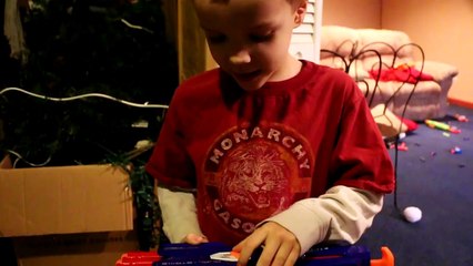 Nerf War-  Daddy_s New Gun
