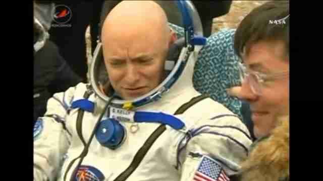 El astronauta Scott Kelly deja la NASA tras pasar un año en el espacio