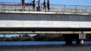 Jacuípe,pulando da ponte