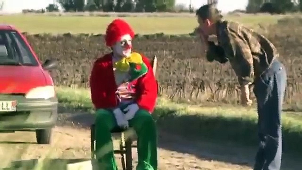 Mira la brutal broma del payaso suicida