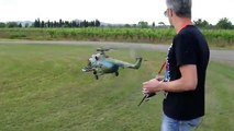 Боевой вертолет Ми-8 на радиоуправлении штурмует небесную высь