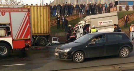 Tem'de Belediyenin Kamyoneti Tır'a Çarptı: 2 Ölü