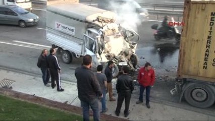 Tem'de Belediyenin Kamyoneti Tır'a Çarptı: 2 Ölü