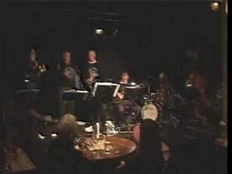 Five foot two Eyes of blue