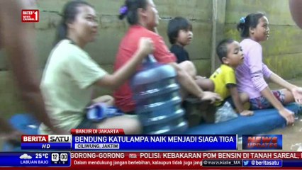 Download Video: Bantaran Kali Ciliwung Terendam, Warga Gunakan Rakit Buatan