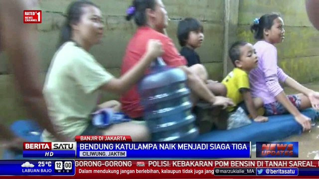 Bantaran Kali Ciliwung Terendam, Warga Gunakan Rakit Buatan