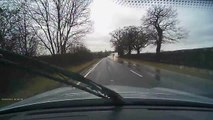 Un automobiliste en panique au moment ou il croise un camion sur une route inondée. Flippant