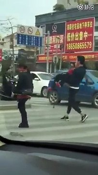 Un jeune homme porte une mamie pour la faire traverser la route. Beau geste