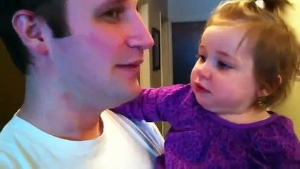 La réaction d'une petite fille quand elle voit son papa sans barbe