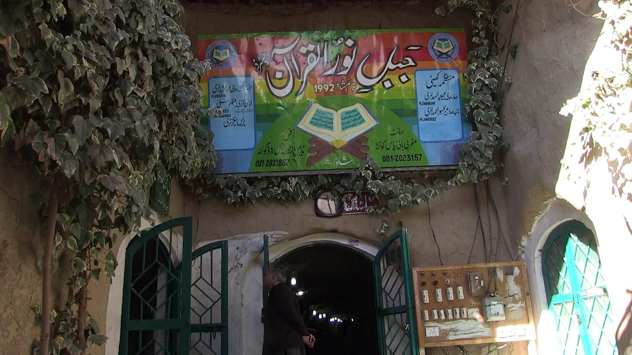 Berg der heiligen schriften in pakistan quillt über