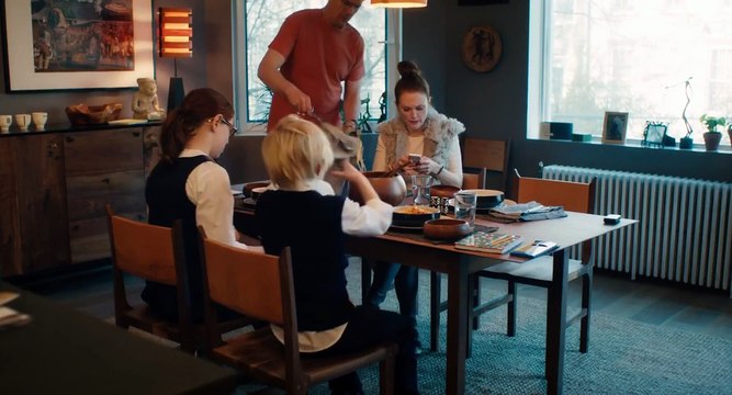 MAGGIES PLAN Official TRAILER (Ethan Hawke, Julianne Moore)