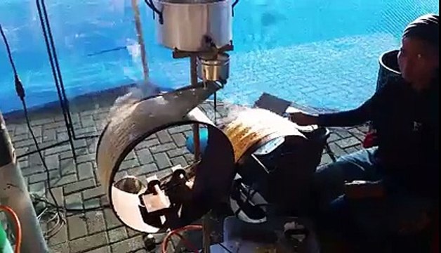 Une machine pour faire des kilomètres de crêpes !! Vive la Bretagne et la St Patrick!