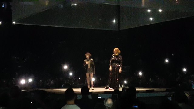 Adele invite une fillette autiste à chanter sur scène avec elle en concert à Manchester !