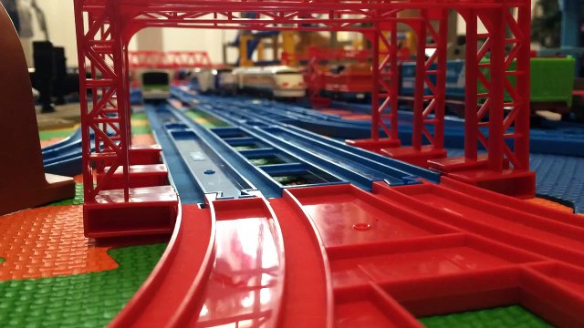 【電車映像】3 Plarail trains are running on tracks. 3列車の走行動画 : Plarail プラレール (00094)