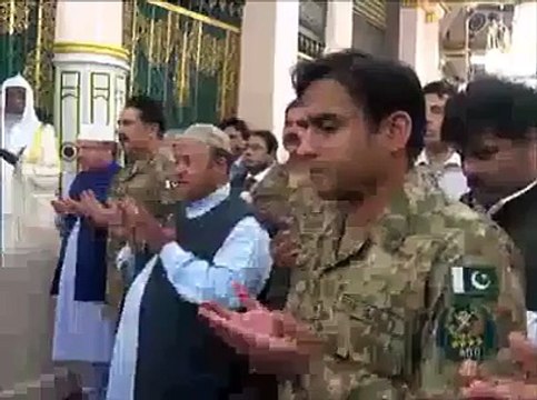 Check Reaction Of Nawaz Sharif In Front Of General Raheel Sharif in Masjid e Nabvi