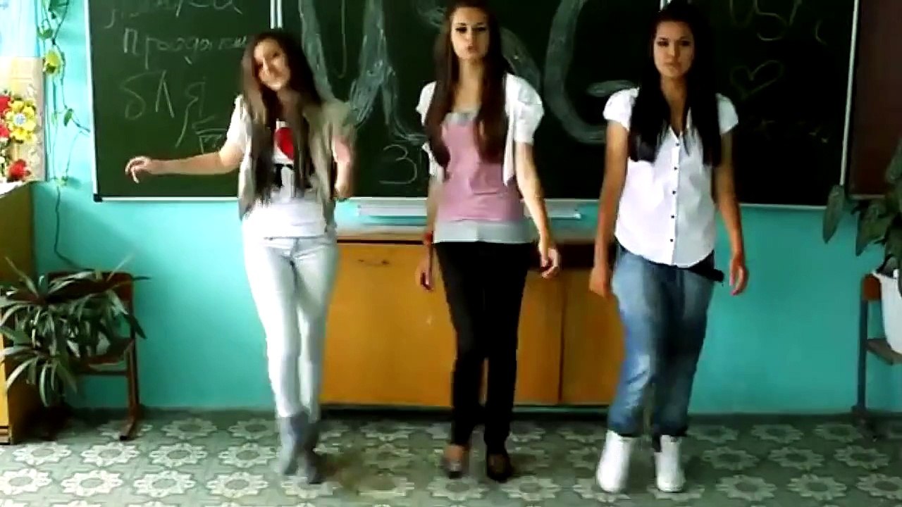 Просто позорище: о чем поют российские школьницы, или не пора ли им лечиться?