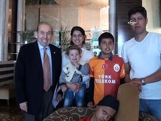 Galatasaraylı futbolculardan minik Mehmet'e anlamlı ziyaret