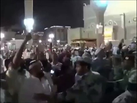 People in Masjid e Nabvi Chanting Mumtaz Qadri Zindabad on the arrival of PM Nawaz and COAS Gen Raheel