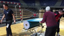 Handball : les bénévoles installent le Gerflor aux Arènes de Metz.