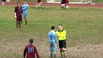 Un footballeur l'agresse, l'arbitre a LA réaction qu'il faut