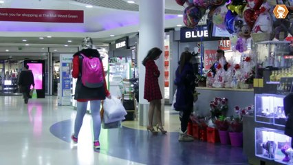 Police Officer Proposing To Girl In Public