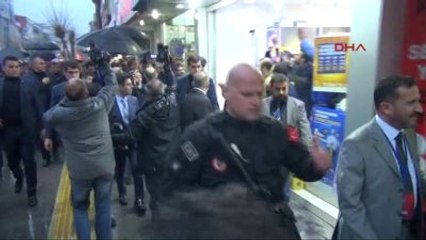 Van Davutoğlu, Börek Yiyip, Tatlı Dağıtı