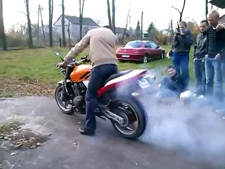 Honda Hornet 600 palenie gumy