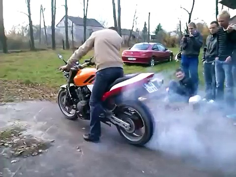 Honda Hornet 600 palenie gumy