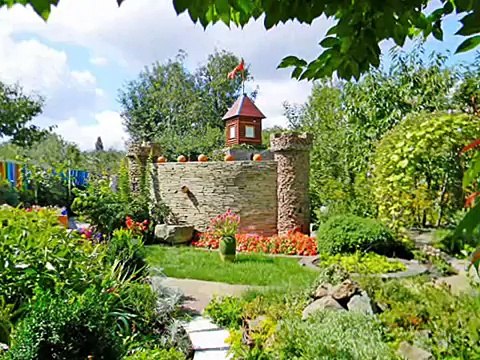 Создайте красивый двор на даче, оформив его так, как наши дачники