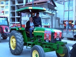 Traktör konvoyu ile seçim propagandası