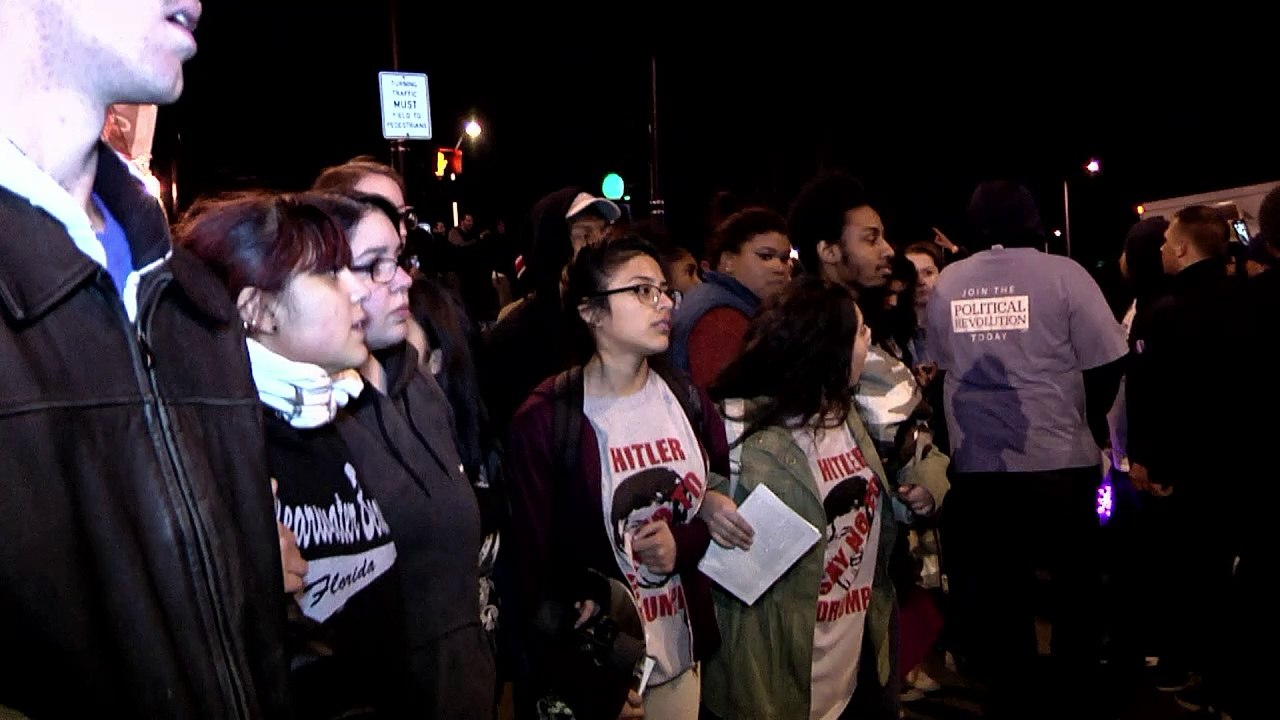 Trump scraps Chicago rally after scuffles break out