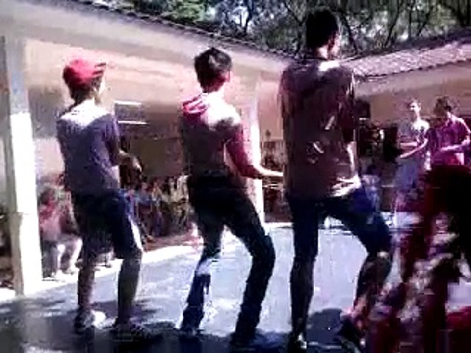 Colegio Lauro gomes- Meninos dançando kk