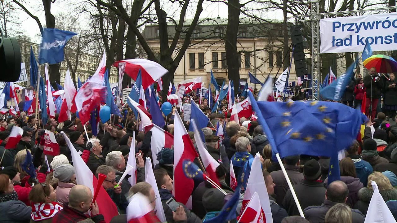 Zehntausende bei Demo für Verfassungsgericht in Polen