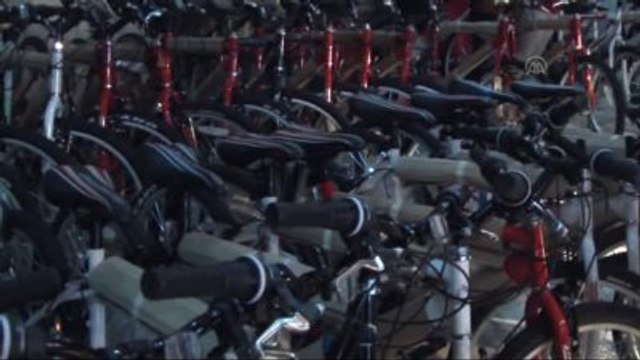 AK Parti Genel Başkan Yardımcısı Demiröz, Başarılı Öğrencilere Bisiklet Hediye Etti