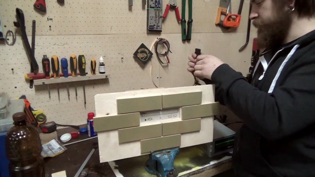 Тайник в стене. Секретный механизированный кирпич.