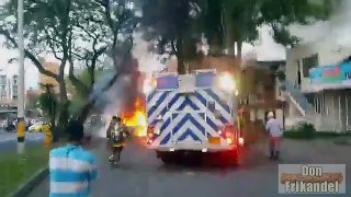Incendio consumio vehiculo en su totalidad en Laureles, Medellin, Colombia.