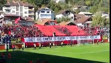 Në Tetovë është kënduar me gjithë zë himni i flamurit nga tifozët shqiptar. Anë e mban vendit po jehon SHQIPËRIA.