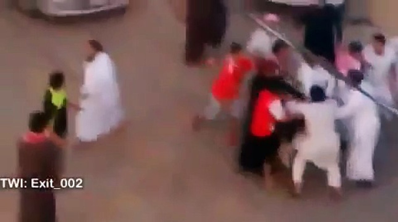 يبغى يفزع لخويه .. قام ودعسهم