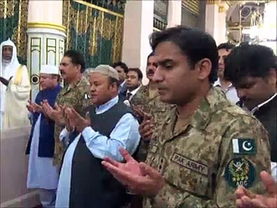 Prime Minister Muhammad Nawaz Sharif arrived in Masjid E Nabvi for Ziarat of Roza E Rasool SAW. Chief of Army Staff Gene