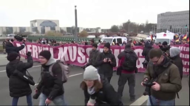 Предатель народа! В Берлине прошли акции против политики Меркель