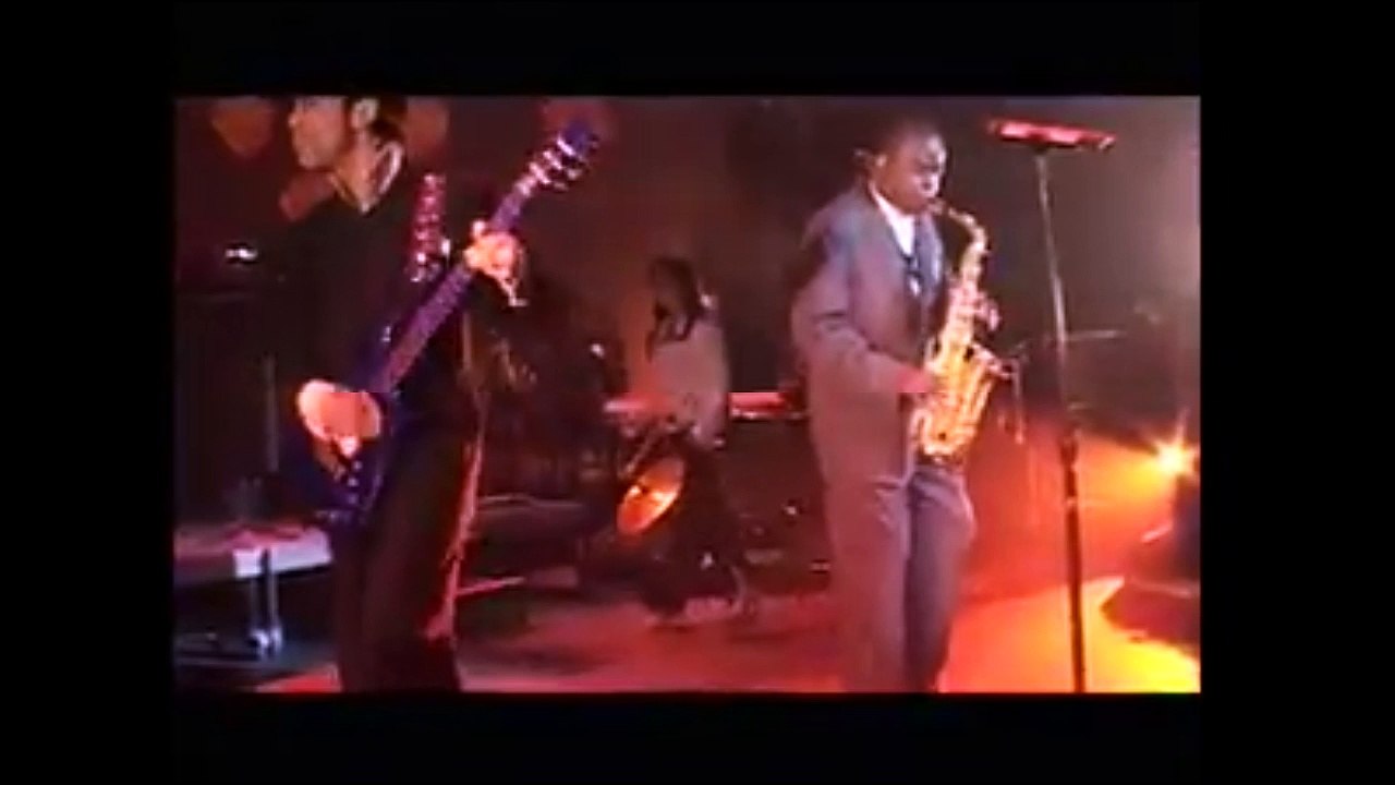 O(+> -"Pass The Peas" feat. Maceo Parker