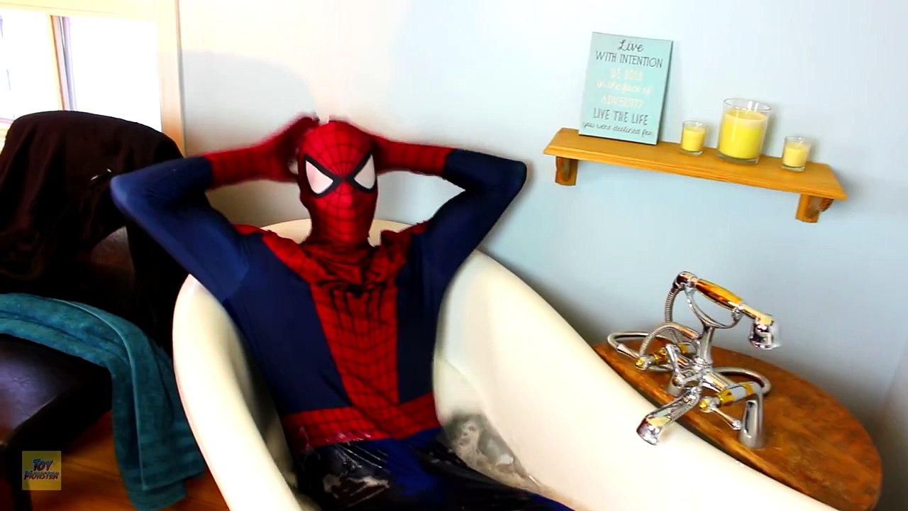 Spiderman vs Venom Bath Time - Superhero Movie Bathtime in Real Life!