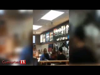 Müşterilerin gözü önünde müdürünü yumrukladı