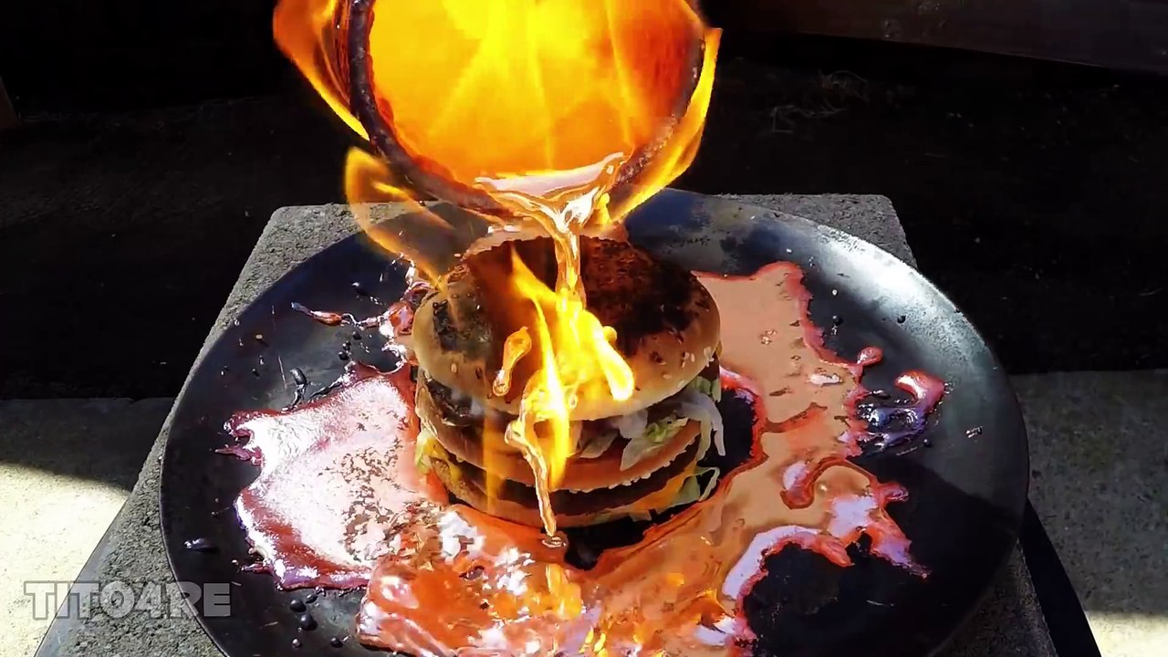 Quand un Big Mac est cuit avec du Cuivre fondu... Cuisine à la lave !