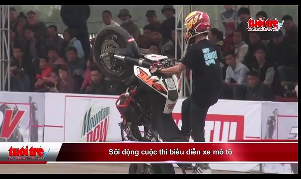 Sôi động cuộc thi biểu diễn xe mô tô