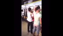 Il se coince le visage et les mains dans le métro. Fail bien ridicule