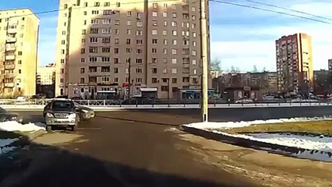 Sa première leçon de conduite est un échec. Gros accident