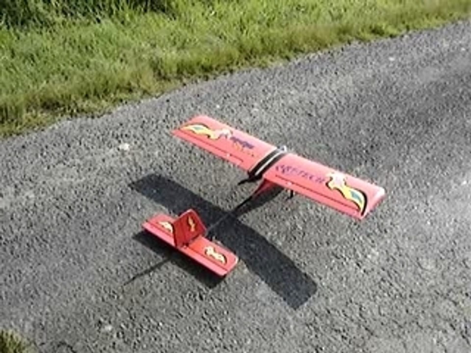 1er vol de mon avion sur une route de campagne par chez moi.