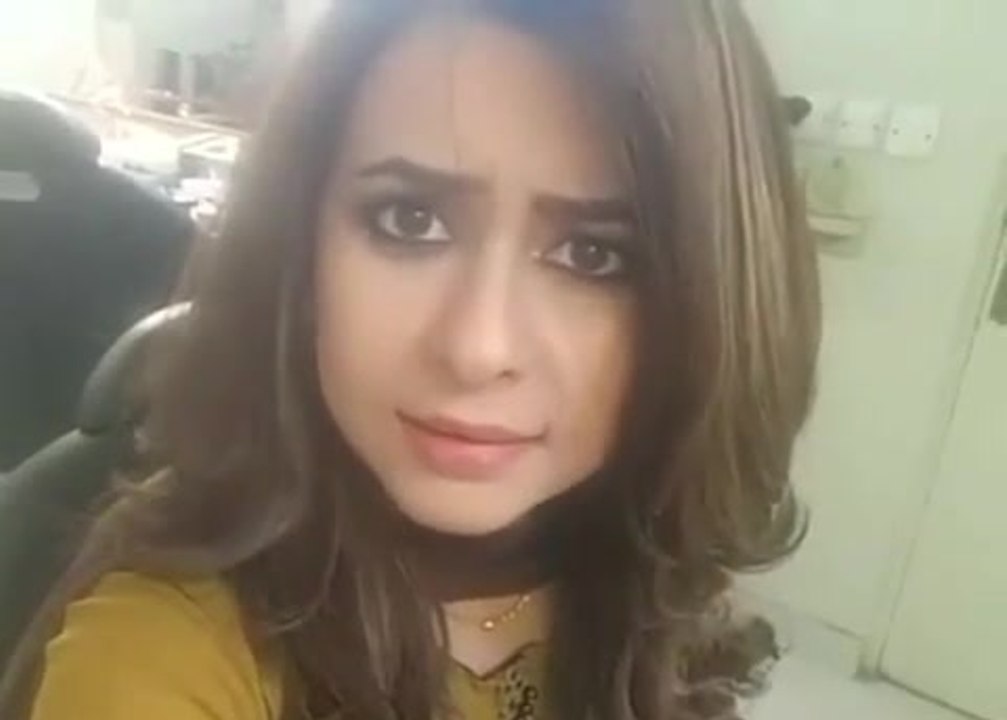 Rabia Anum Making Fun of Ayesha Sana-Behind the Camera