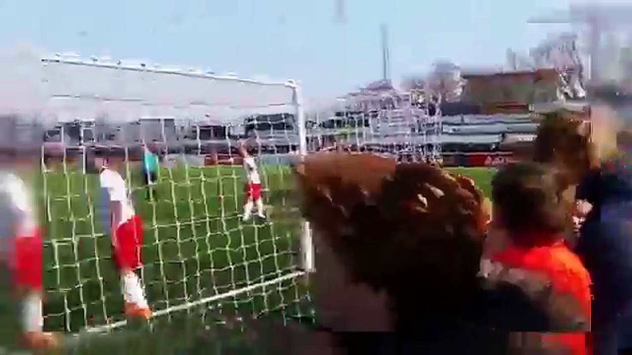 Edwin Van Der Sar SAVES Penalty on His Return to FOOTBALL